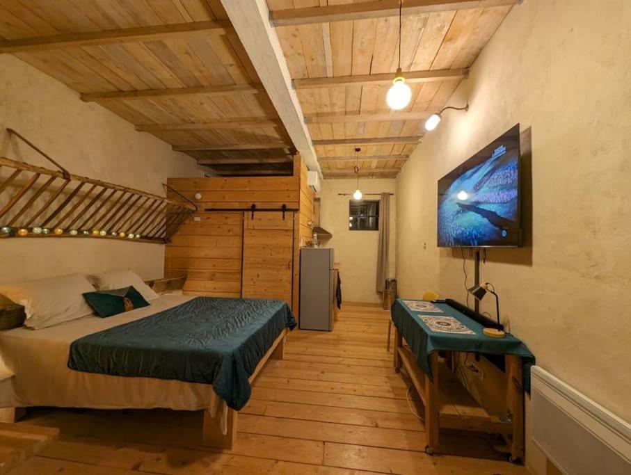 - Independant A Apartment